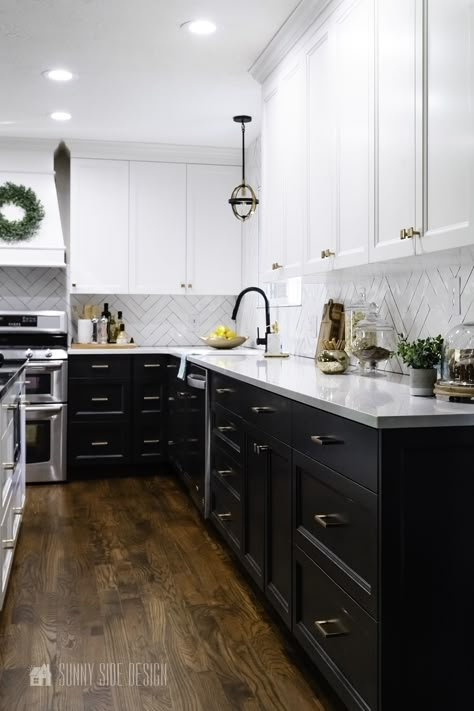 Black White Kitchen Decor, Black And White Cabinets, Model Dapur, Black White Kitchen, Black And White Kitchen, White Kitchen Decor, Black Kitchen Cabinets, Kitchen Inspiration Design, Kitchen Redo