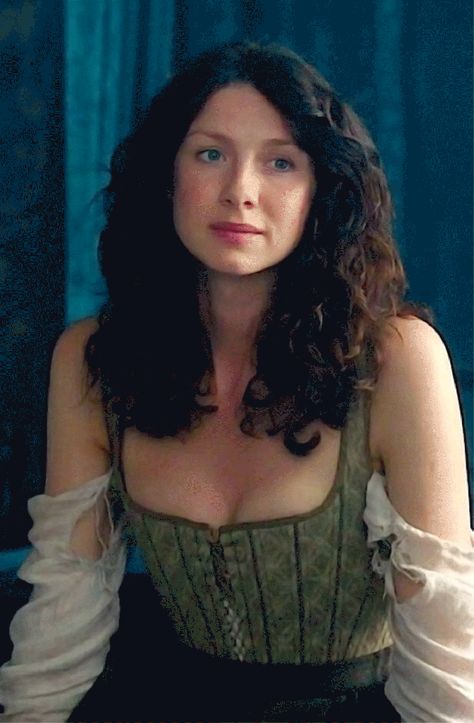 Here’s what the Outlander stars SHOULD look like according to their book descriptions Caitriona Balfe Outlander, Outlander Costumes, Diana Gabaldon Outlander Series, Outlander Claire, Outlander Season 1, Diana Gabaldon Outlander, Outlander Book Series, Outlander Tv Series, Claire Fraser