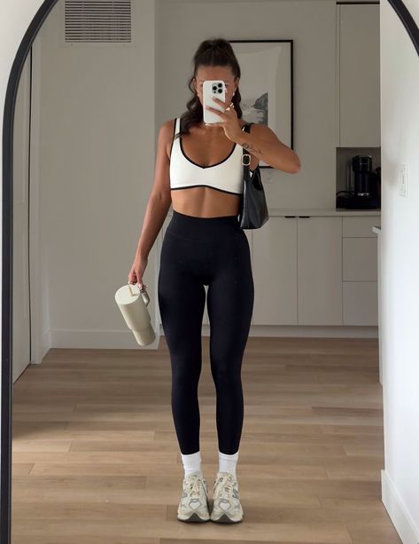 Gym Style Aesthetic, Matching Set Workout Outfit, Gym Everyday Outfit, Classy Running Errands Outfit, Emma Macdonald Workout, Gum Outfits For Women, Unique Workout Outfits, Athletic Gym Outfits, Solidcore Pilates Outfit