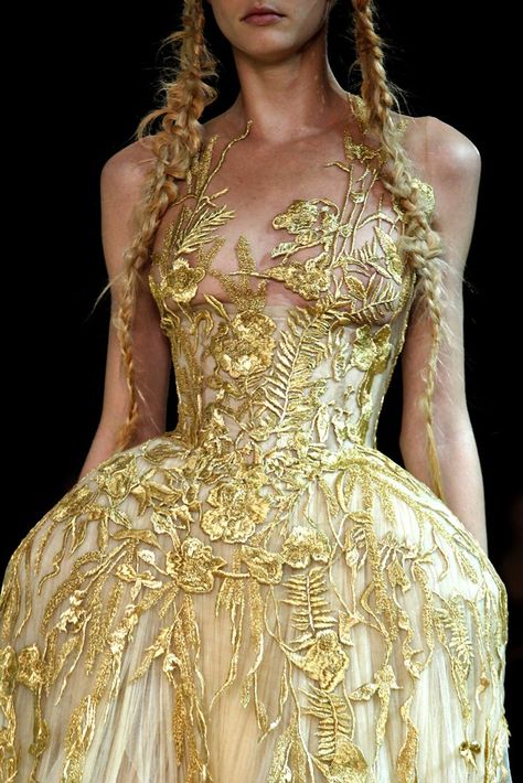 Alexander McQueen Spring 2011 Ready-to-Wear Fashion Show Details Herve Leger, Zuhair Murad, Haute Couture Style, Detail Couture, Mode Tips, Couture Mode, John Varvatos, Beauty And Fashion, Fantasy Fashion