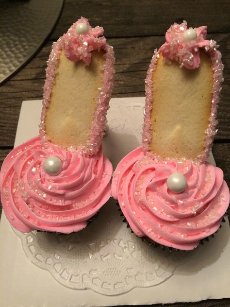 High heel cupcakes Outdoor Easter Decor, Heel Cupcakes, High Heel Cupcakes, Shoe Cupcakes, Frozen Birthday Cake, Sweet Treats Desserts, Easter Cupcakes, Easter Decorations Outdoor, Easter Decorations Diy Easy