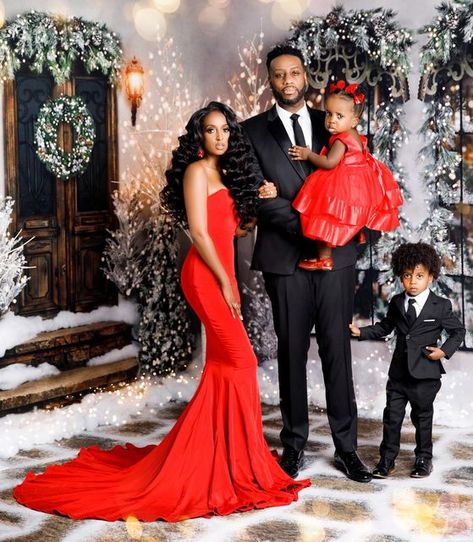 Holiday Photos Black Family, Christmas Photoshoot Ideas Black Family, Family Photoshoot For Christmas, Formal Christmas Pictures Family Red, Holiday Photo Poses Family Pictures, Christmas Photos Ideas For Family, Leopard Print Family Pictures, Formal Christmas Photos, Red Christmas Photoshoot Family