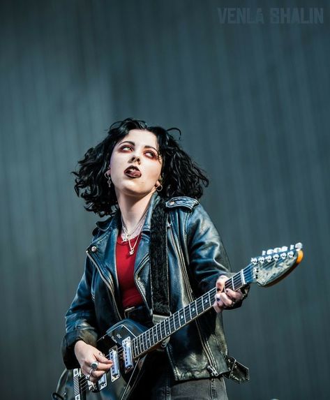 Heather Pale Waves, Pale Waves Heather, Heather Baron Gracie, Pale Waves, Music Motivation, Dark Grunge, Body Poses, Pose Reference Photo, Helsinki