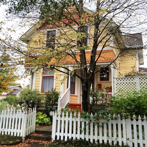 Apartment Neighbors Aesthetic, Autumn Neighborhood Aesthetic, Nice Neighborhood Aesthetic, Cute Neighborhood Houses, Southern Neighborhood, Oregon Attractions, Dream Neighborhood, 50's Aesthetic, Cute Neighborhood