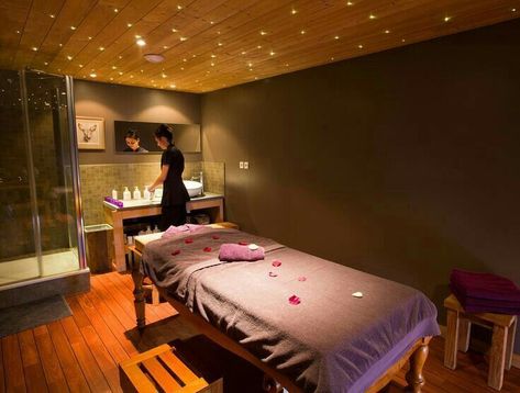 Deco Spa, Spa Massage Room, Massage Room Design, Massage Room Decor, Massage Therapy Rooms, Reiki Room, Home Beauty Salon, Esthetics Room, Spa Room Decor