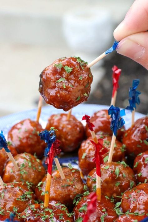 Bourbon BBQ Cocktail Meatballs: Party Appetizers - JCP Eats Kentucky Derby Appetizers, Southern Party, Cocktail Meatball Recipes, Bourbon Meatballs, Bbq Cocktails, Kentucky Derby Recipes, Kentucky Derby Food, Kentucky Food, Derby Recipe