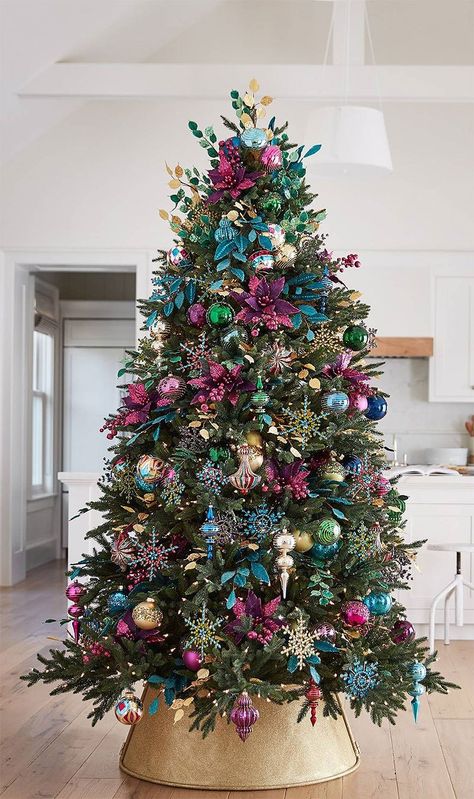 50+ Beautiful Christmas Trees | Tree Decor Ideas | Art & Home Floral Christmas Tree, Amazing Christmas Trees, Pretty Christmas Trees, Couple Christmas, Elegant Christmas Trees, Christmas Tree Inspiration, Traditional Christmas Tree, Beautiful Christmas Trees, Rustic Christmas Tree