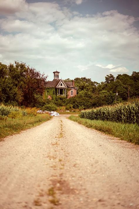 A 156-Year-Old Victorian Mansion Sits Abandoned in Ohio - Architectural Afterlife Old Victorian Homes Abandoned Mansions, Old Mansion Aesthetic, Country Victorian Homes, Gothic Victorian Homes, Old Victorian Mansions, Abandoned Ohio, Victorian Country House, Abandoned Farmhouse, Mansion Aesthetic