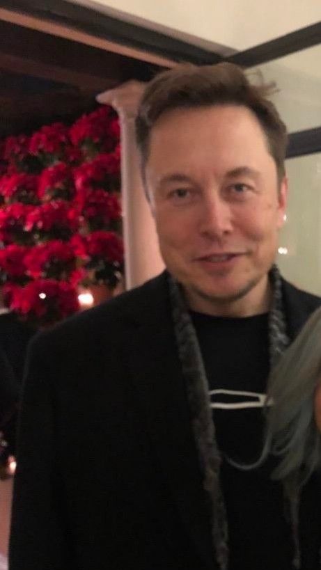 Elon Musk Smiling, Elon Musk Selfie Photo, Elon Musk Selfie, Elon Musk Aesthetic, Keanu Reeves Sister, Tesla Company, Amber Heard Style, Elon Reeve Musk, Blades Of Glory