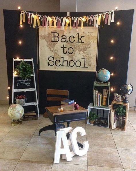 Back To School Background Photo Ideas, Photo School Ideas, Back To School Photo Booth Backdrops, Meet The Teacher Photo Backdrop, Diy Back To School Backdrop, School Photo Booth Ideas, Back To School Photo Ideas, Back To School Photo Backdrop, Back To School Window Display