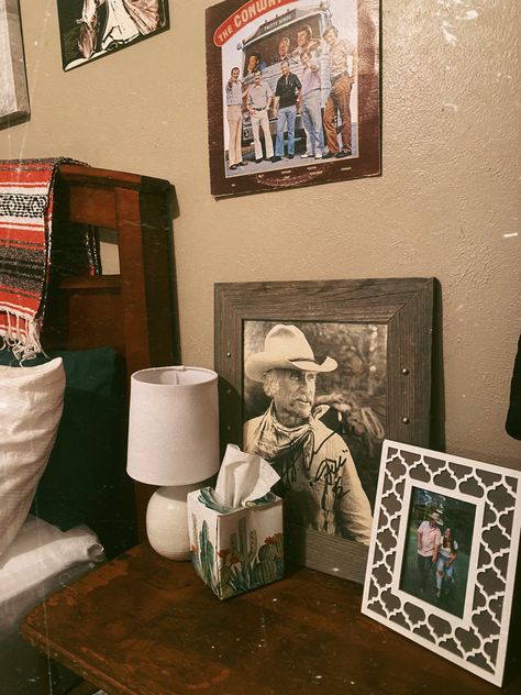 Western boho room decor idea Vintage inspo Vsco bord Vintage Western Room, Western Boho Room, Grunge Apartment Aesthetic, Cowgirl Wall Decor, Western Room Ideas, Country Room, Western Room, Western Wall Decor, Western Grunge