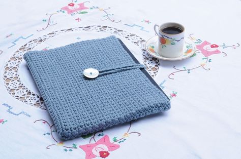 How to Crochet - Tablet Cover #crochet #beginner #howto Crochet Tablet Cover, Crochet Fabric, Creative Craft, Tablet Cover, Fingerless Mittens, Tablet Sleeve, Chunky Crochet, Types Of Yarn, Crochet Bag Pattern