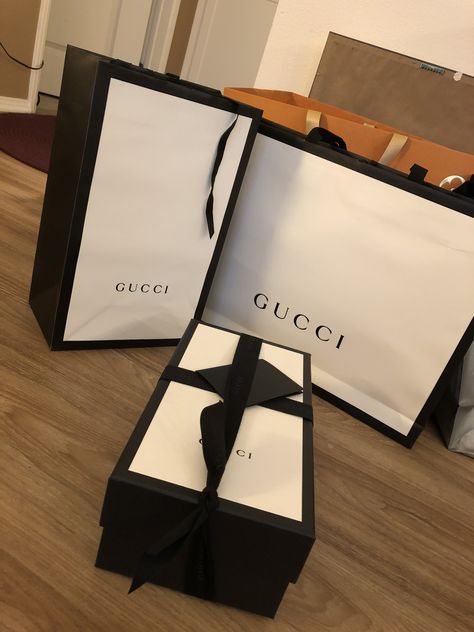 Gucci Gucci Shopping Bag Aesthetic, Luxury Presents, Branded Gift Bags, Gucci Shopping Bag, Luxury Birthday Gifts, Magnolia Park, Luxury Birthday, Gucci Gifts, Company Gifts