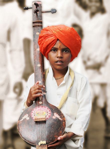 The tanpura (or tambura, tanpuri) is a long-necked plucked string instrument found in various forms in Indian music; it does not play melody but rather supports and sustains the melody of another instrument or singer by providing a continuous harmonic bourdon or drone. Vintage Indian Fashion, Street Photography People, Life Drawing Reference, Human Figure Sketches, Boho Art Drawings, Indian People, India Photography, Boho Inspiration, Indian Music