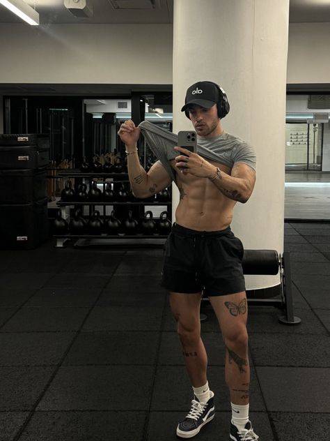 Alo Men Outfit, Men’s Gym Fits, Guys Gym Outfit, Man Gym Aesthetic, Gym Aesthetic Man, Gym Men Aesthetic, Mens Fitness Photoshoot, Men Gym Outfit, Gym Fits Men