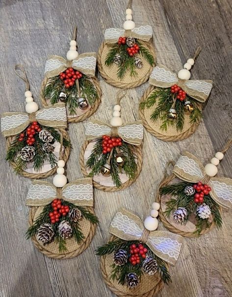 Easy Diy Christmas Ornaments, Christmas Crafts To Sell, Diy Christmas Ornaments Easy, Diy Christmas Tree Ornaments, Handmade Christmas Crafts, Holiday Crafts Christmas, Easy Christmas Diy, Christmas Ornaments Homemade, Fabric Christmas Ornaments