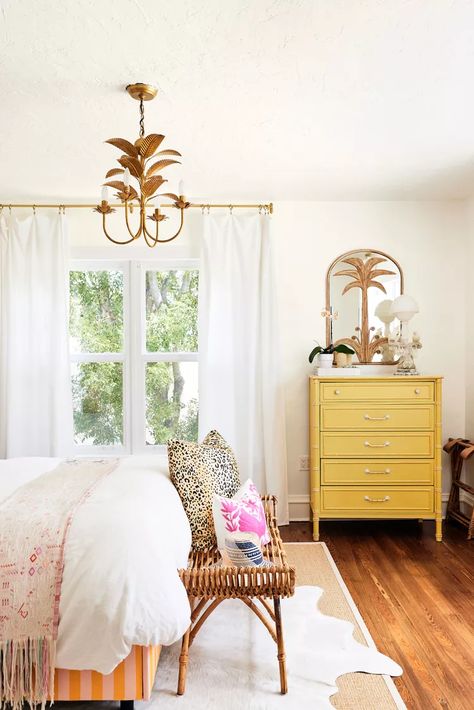 Palm Beach Bedroom Ideas, Charleston Inspired Bedroom, Vintage Tropical Bedroom, Palm Beach Style Bedroom, Palm Beach Style Interior Design, Bright Bedroom Ideas, Palm Beach Bedroom, Modern Tropical Bedroom, Airbnb Furniture