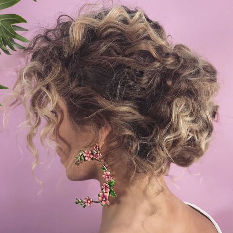 Voluminous Wavy Messy Updo Natural Curly Hair, Updo For Wavy Hair, Long Natural Curls, Curled Hairstyles For Medium Hair, Loose Updo, Messy Curls, Naturally Curly Hair, Curly Hair Updo, Pin Up Hair