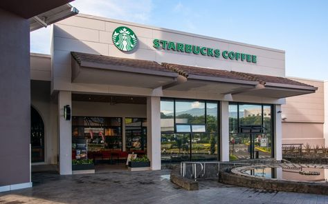 La famosa franquicia de cafeterías Starbucks abrió su tienda número 15 en Multiplaza Escazú, Costa Rica en mayo. Starbucks Cafeteria, Café Starbucks, Starbucks Coffee, Vintage Signs, Costa Rica, Restaurant, Exterior, Outdoor Decor