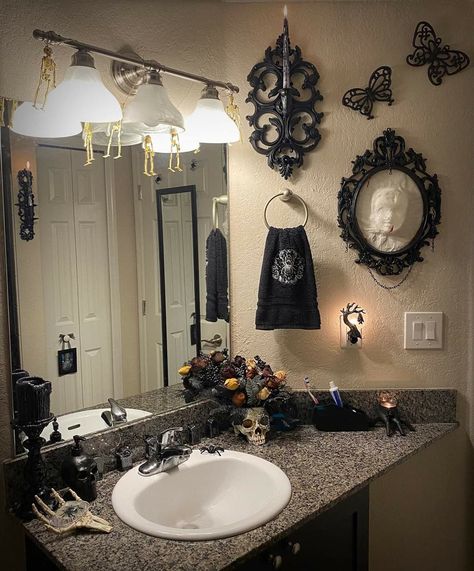 Horror Bathroom, Spooky Bathroom Decor, Gothic Bathroom Ideas, Goth Bathroom, Goth Apartment, Spooky Bathroom, Gothic Bathroom Decor, Gothic Bathroom, Halloween Bathroom Decor