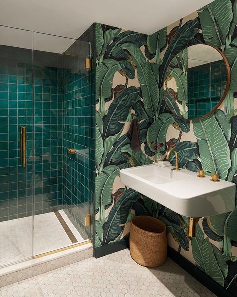 Looking for colourful bathroom inspiration? We've gathered 21 of our favourites, like the green wallpapered bathroom of @fullyrosebyrne and… | Instagram Jungle Bathroom, Colourful Bathroom, Tropical Bathroom, Bad Inspiration, Bathroom Design Decor, Downstairs Bathroom, Bath Ideas, Bathroom Inspiration Decor, Green Bathroom