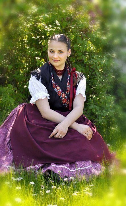 Hungarian girl in traditional dress. Egy meseszép magyar leány. European Womens Fashion, Hungarian Girl, Tribes Of The World, Australian Dresses, Scottish Clothing, Hungarian Girls, Costumes Around The World, Modern Costumes, Facebook Art