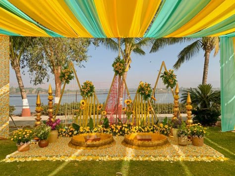 Outdoor Haldi Decor Ideas. Mehandi Entrance Decor, Mehendi Entry Gate Decor, Entrance Arch Wedding, Haldi Entrance Decor, Haldi Function Ideas, Haldi Events, Haldi Entrance, Haldi Function Decoration, Event Entrance Arch Design