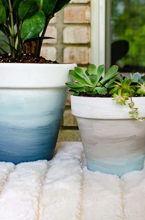 Ombre Pottery Painting, Plant Pot Painting Ideas Simple, Easy Terra Cotta Pot Painting, Painting Clay Pots Terra Cotta, Renters Garden, Painting Terra Cotta Pots Ideas, Painted Flower Pots Terra Cotta, Painted Plant Pots Terra Cotta, Diy Painted Terra Cotta Pots