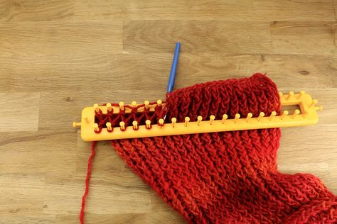 Tuto : tricoter une écharpe facilement sans aiguilles avec un tricotin 8 Knitting A Scarf, Tricotin Long, Knit A Scarf, Tutorial Knitting, Loom Knitting Stitches, Loom Knitting Projects, Knitting Loom, Knitting Instructions, Rainbow Loom