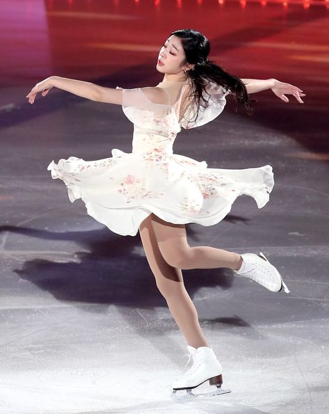 Aesthetic Skating Outfits, Ice Skating Aesthetic Drawing, Ice Skate Reference, Figure Skater Drawing Reference, Figure Skaters Aesthetic, Figure Skating Fashion, Kim Yuna Skating, Skating Dresses Ideas, Ice Skater Reference