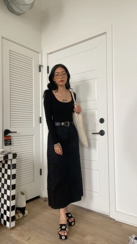 Modest Spring Outfits Casual, Black Slip Skirt Outfit, Smart Casual Skirt, Black Feminine Outfit, Feminine Work Outfit, Slip Skirt Outfit, Modest Spring Outfits, Skirt Outfits Aesthetic, Aritzia Skirt