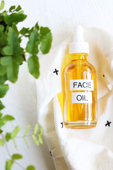 Homemade DIY Face Oil Turmeric Oil For Face, Face Oil Diy, Diy Face Oil, Face Oil Recipe, Diy Facial, Simple Face, Homemade Diy, Diy Skincare, Homemade Face