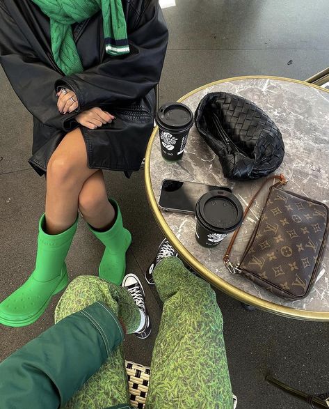 Gumboots Outfit, Balenciaga Crocs, Sofia Coelho, Y2k Pants, Leather Blazer Jacket, Green Outfit, Leather Blazer, Vuitton Bag, Sweater Weather