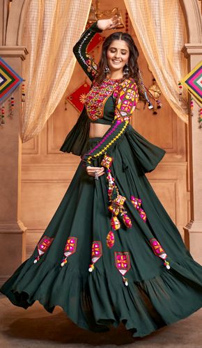 Explore Trending Navratri Dresses: Latest Traditional Attire Collection Gujarati Chaniya Choli, Chaniya Choli Designs, Garba Dress, Mirror Work Lehenga, Bridal Lehenga Designs, Navratri Dress, Cotton Lehenga, Navratri Chaniya Choli, Choli Blouse