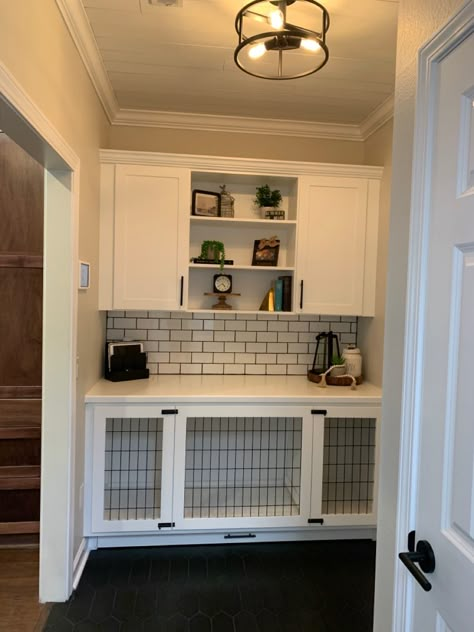 Utility Room With Dog Space, Built In Dog Crate Mudroom, Small Laundry Room With Dog Kennel, Built In Dog Kennel Under Counter, Dog Crate Cabinet Built Ins, Dog Kennel Built In Cabinets, Built In Dog Kennel Mudroom, Built In Kennel Laundry Room, Mud Room Dog Kennel