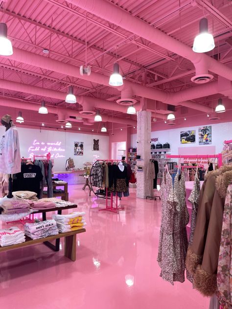 Pink Store Front Ideas, Pink Clothing Store Interior, Pink Store Design, Pink Boutique Decor, Retail Store Interior Design Boutiques, Pink Retail Store, Pink Boutique Ideas, Pink Boutique Interior Design, H M Aesthetic Store