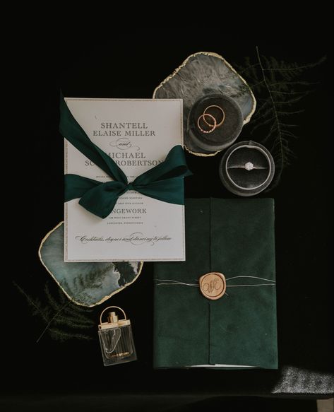 Wedding flat lay. Green ribbon. Gold details. Round cut ring. Hingework Lancaster. Moody Wedding Flat Lay, Before Wedding Pictures, Couple Elopement, Wedding Photo Checklist, Wedding Flat Lay, Photography Moodboard, Dark Green Wedding, Photo Checklist, Round Cut Ring