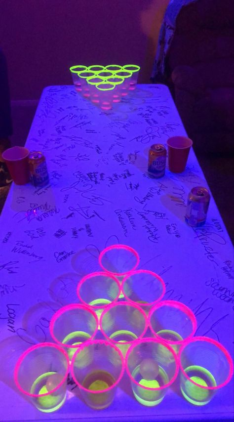 Glow Birthday Party Ideas, Sweet 16 Pool Parties, Neon Sweet 16, Neon Party Themes, Kids Birthday Ideas, Neon Pool Parties, 17. Geburtstag, Sweet 16 Party Themes, 14th Birthday Party Ideas