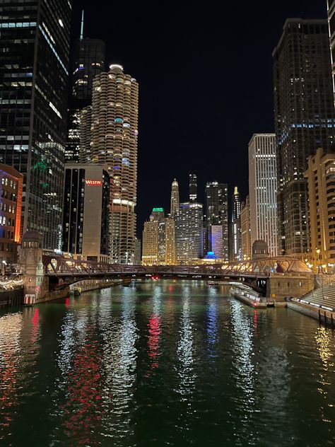 City Chicago Aesthetic, Picture Of City At Night, Night City Chicago, Pretty Places At Night, Chicago Astethic Wallpaper, Aesthetic Pictures Of Chicago, Chicago City Aesthetic Night, Chicago Night Life Aesthetic, Chicago City Lights