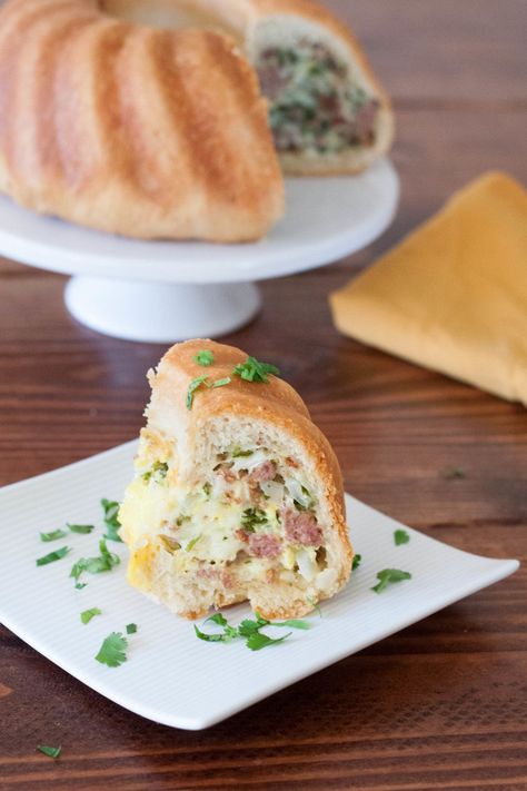 A savory stuffed bundt cake always makes a gorgeous brunch presentation. No one has to know how easy it is to make. Get the recipe on GoodieGodmother.com Stuffed Bundt Cake, Crockpot Breakfasts, Stuffed Cake, Bundt Pan Recipes, Starter Dishes, Bundt Recipes, Savory Cakes, Cake Sandwich, Sandwich Cake