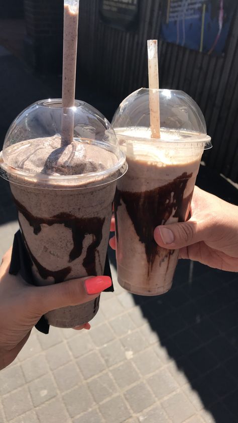 Couple Sharing Milkshake Aesthetic, Milkshake Astethic, Milk Shake Fake Story, Milkshake Instagram Story, Milkshake Fake Story, Milkshake Story, Oreo Milkshake, Chocolate Milkshake, Milk Shakes