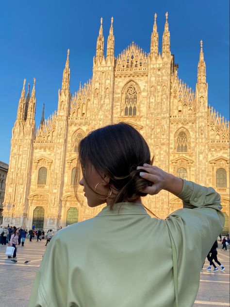 Milan photos girl in duomo of milano photo idea Duomo Photo Ideas, Milan Duomo Pictures, Photo Ideas In Milan, Photos In Milan, Milano Picture Ideas, Milano Photography Ideas, Milano Outfit Spring, Duomo Di Milano Photo Ideas, Milano Outfit Summer