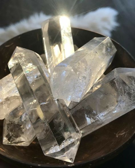 Clear Quartz Properties, Crystal Vibes, Crystal Aesthetic, Spiritual Crystals, Pretty Rocks, Meditation Stones, Clear Quartz Crystal, Crystal Collection, Crystal Gems