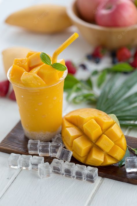 Food Photography Fruit, Mango Drinks, Ripe Mango, Mango Margarita, Mango Fruit, Mango Tree, Mango Juice, Fruit Photography, Wooden Plate