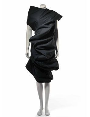 vintage Comme des Garcons dress. Rei Kawakubo Comme Des Garcons, Hussein Chalayan, Sculptural Fashion, Rei Kawakubo, Contemporary Dresses, Tokyo Fashion, Gianni Versace, Japan Fashion, Dark Fashion