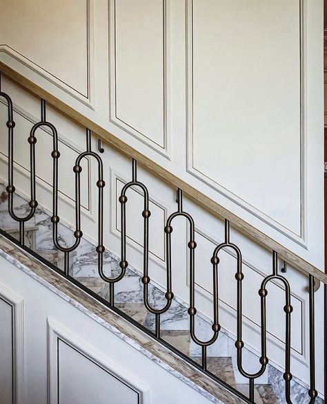 Elegant Staircase, درابزين السل�م, Modern Classic Home, Staircase Interior Design, Interior Railings, Staircase Railing Design, Handrail Design, Arabescato Marble, Stairs Design Interior