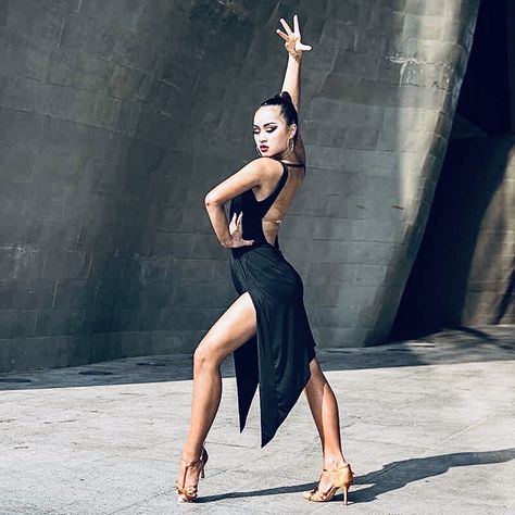 Bachata Dress, Latin Dance Photography, Latino Dance, Danza Latina, Salsa Dancer, Dance Picture Poses, Dance Photo Shoot, Dancer Photography, Dancer Poses