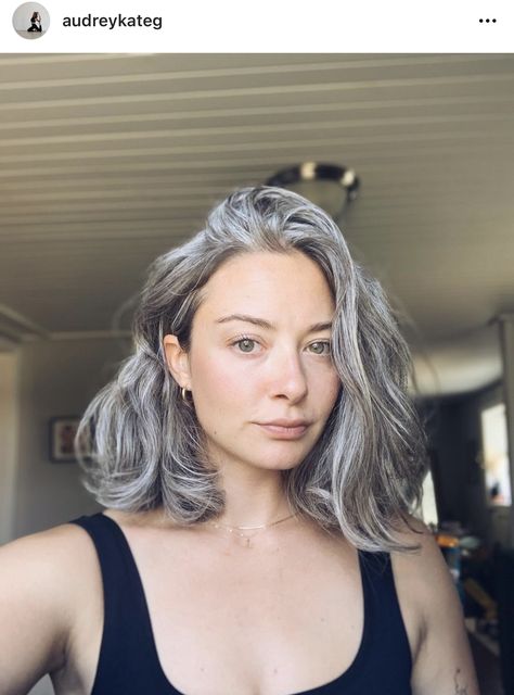 Gray Hair Hairstyles, Grey Hair Young, Gray Balayage, Silver Haired Beauties, Grey Hair Transformation, Gorgeous Gray Hair, Grey Hair Inspiration, Beautiful Gray Hair, Gray Hair Growing Out