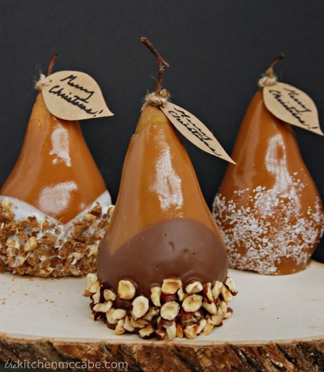 Christmas Favors Diy, Caramel Pears, Caramel Dip, Pear Recipes, Fruit Desserts, Sweets Treats, Decadent Desserts, Fruit Recipes, Holiday Treats