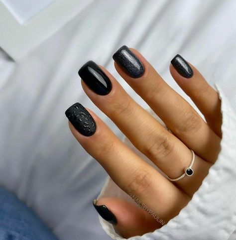 Dipped Nails Ideas Winter 2023, Cute Nail Colors For Winter, January Purple Nails, Gel Nails Ideas Short Winter 2023, Nail Dip Inspiration, Sns Nails Colors Winter, January Fingernails, Sns Nails Designs Winter, Pretty Winter Nails Classy Blue